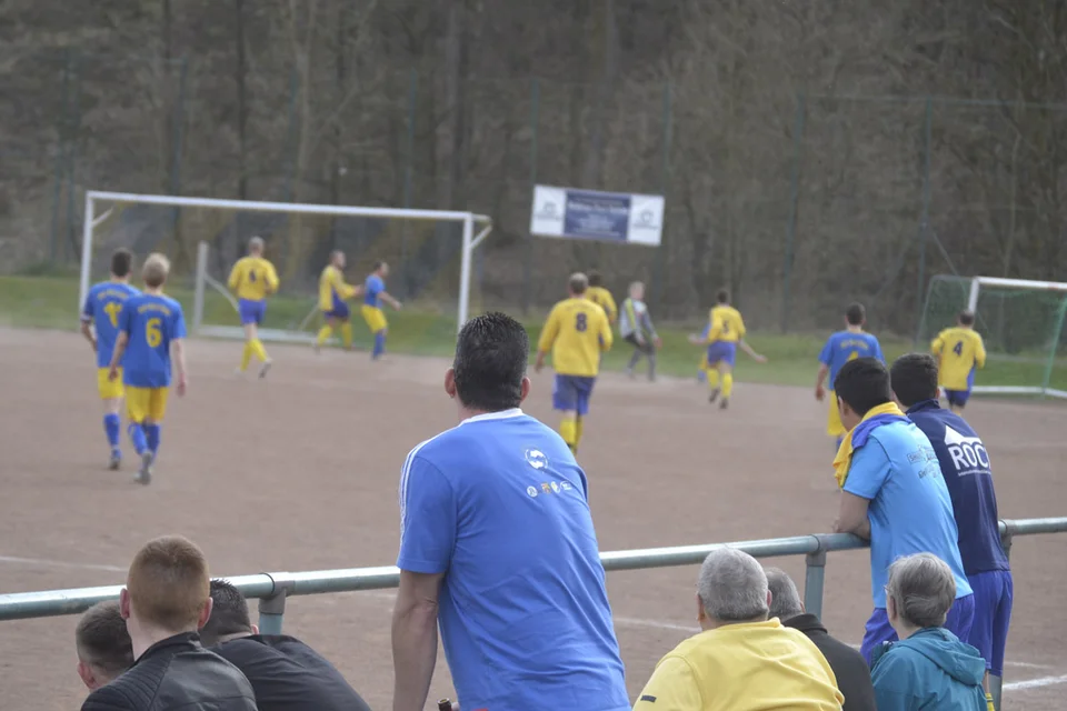 Zahlreiche Zuschauer verfolgten das Spielgeschehen vom Spielfeldrand