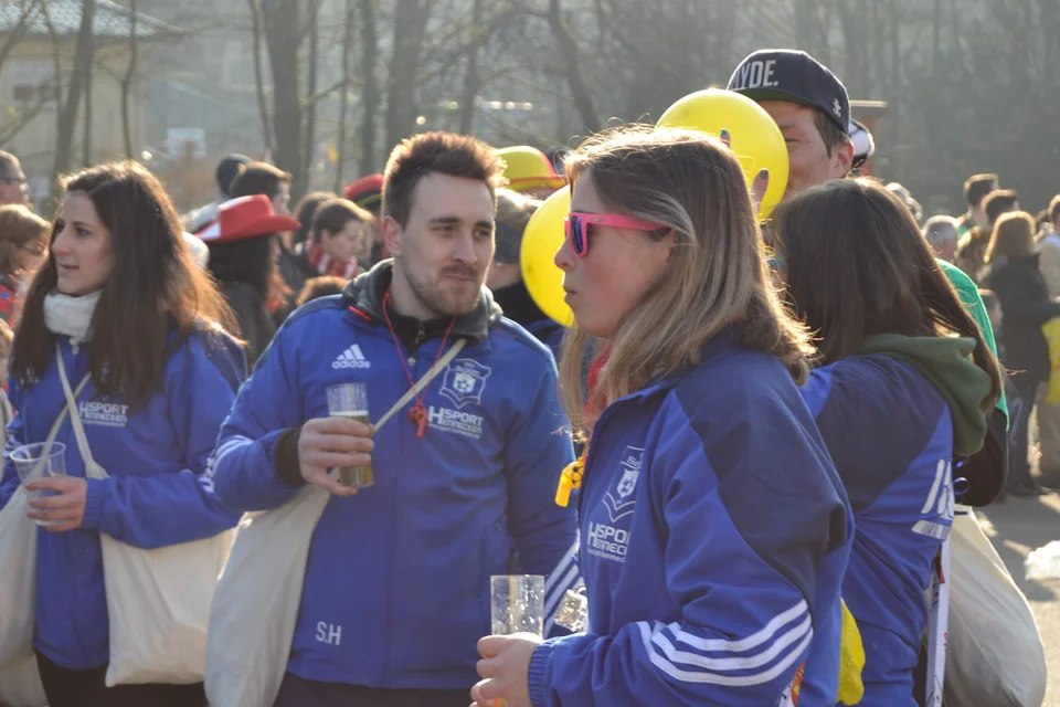 Blick ins Leere: Carina Drebelhof beobachtet die jecken Zuschauer Blick ins Leere: Carina Drebelhof beobachtet die jecken Zuschauer