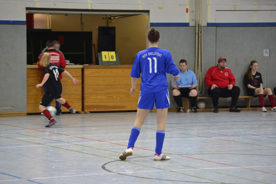 Jacqueline Holtz beobachtet ihre Marienheider Gegenspielerin ...