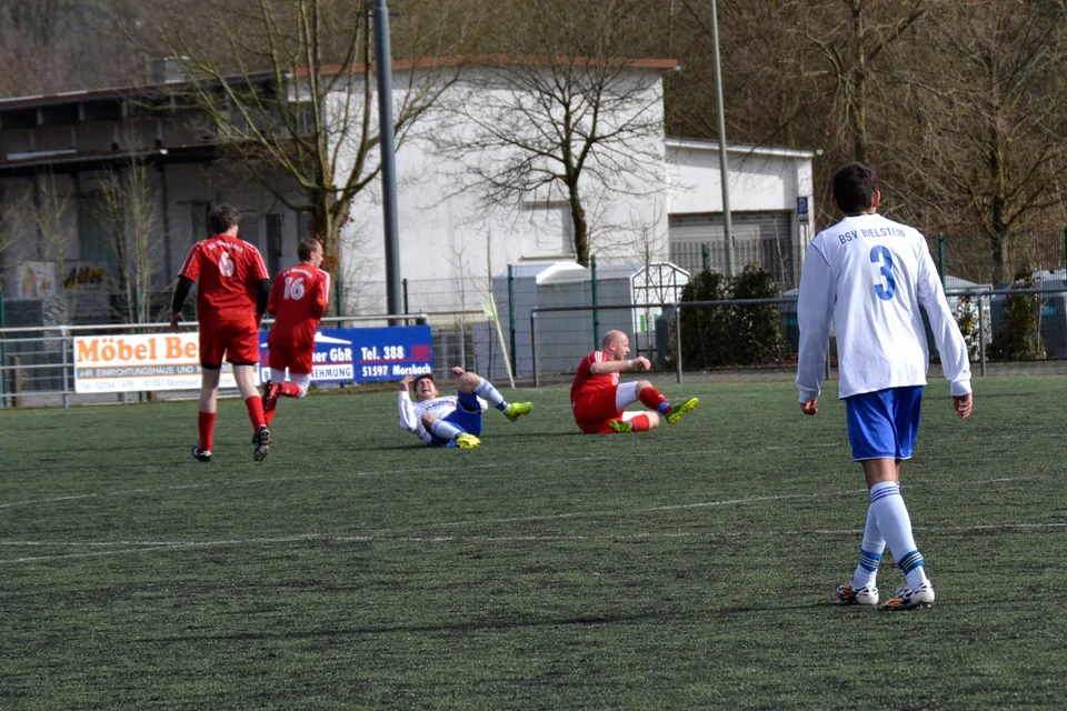 Die Szene, die den ganzen Tag überschattete: Kapitän David Kaune fällt über das Bein seines Gegenspielers ... Die Szene, die den ganzen Tag überschattete: Kapitän David Kaune fällt über das Bein seines Gegenspielers ...