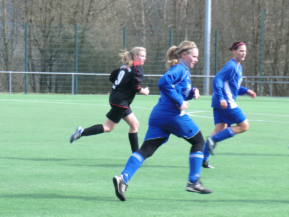 Katja Boecker und Katrina Schneider in der Vorwärtsbewegung Katja Boecker und Katrina Schneider in der Vorwärtsbewegung