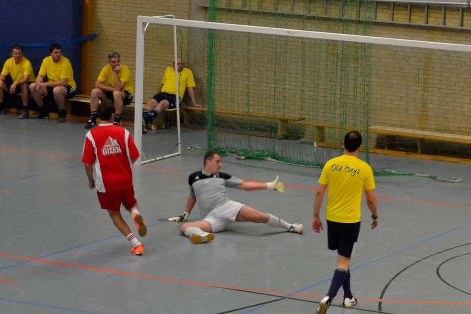 Früher wurde noch verteidigt, heute guckt Mohamed Imharraf seinen Gegnern lieber beim Toreschießen zu Früher wurde noch verteidigt, heute guckt Mohamed Imharraf seinen Gegnern lieber beim Toreschießen zu