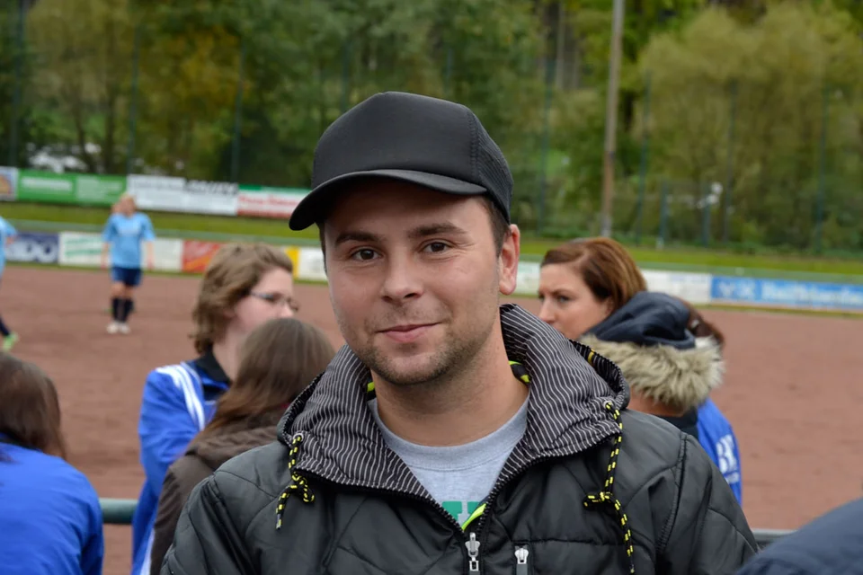 Erfreut über das gute Spiel der Mannschaft: Spielerinmann Ronnie Erfreut über das gute Spiel der Mannschaft: Spielerinmann Ronnie