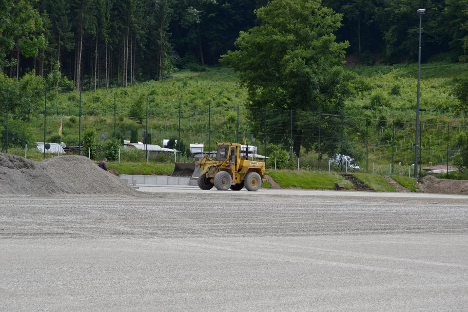 Ein Bagger verteilte noch einige Steinchen