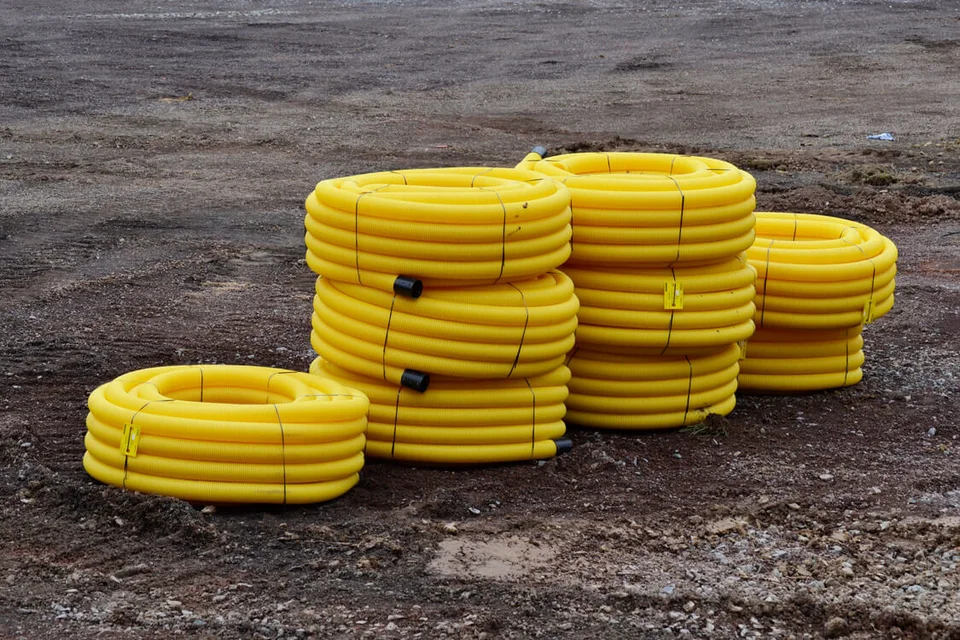 Die Isolation für den Blitzschutz - aufgestapelt in einer Vierer-Reihe