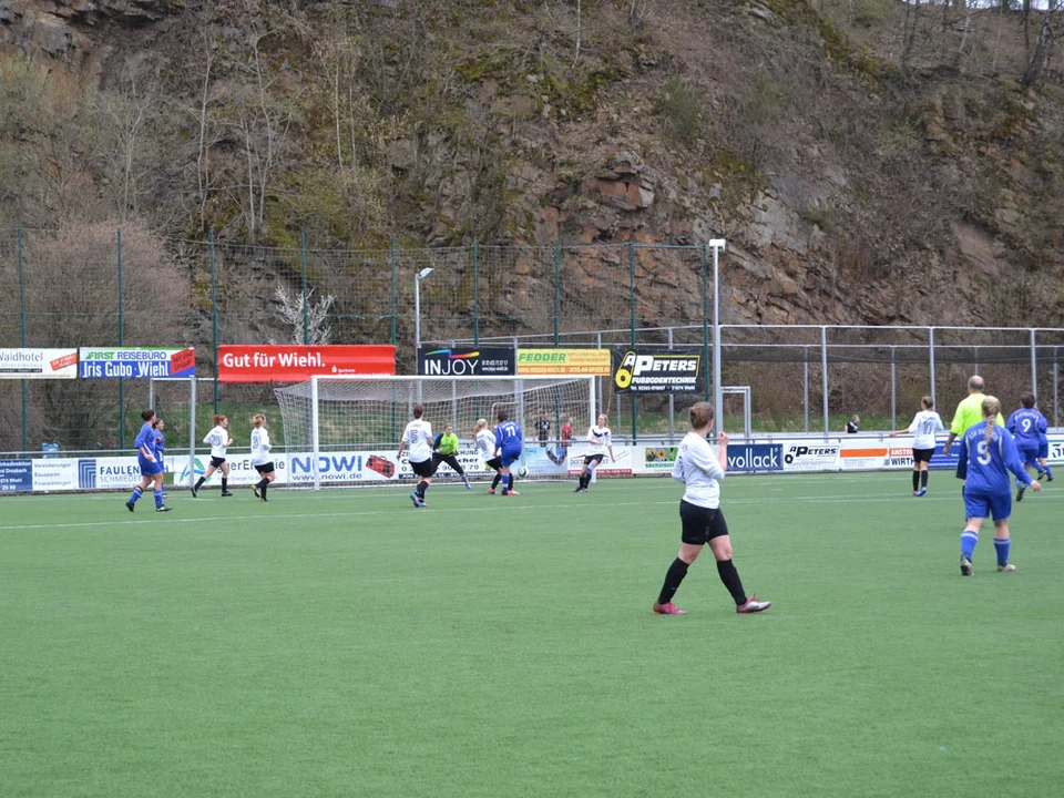 ... den Ball aber nochmal annimmt ... ... den Ball aber nochmal annimmt ...