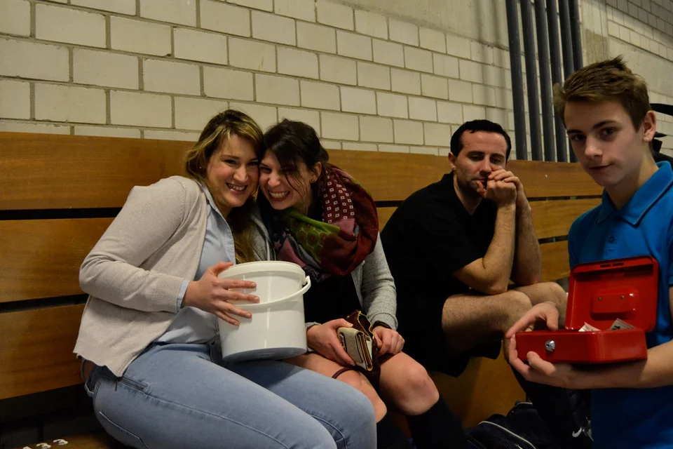 „Wolle kaufe Lose?” - die Jungs des BSV Bielstein verkauften die Lose der Tombola und stießen dabei auf viel Zuspruch „Wolle kaufe Lose?” - die Jungs des BSV Bielstein verkauften die Lose der Tombola und stießen dabei auf viel Zuspruch