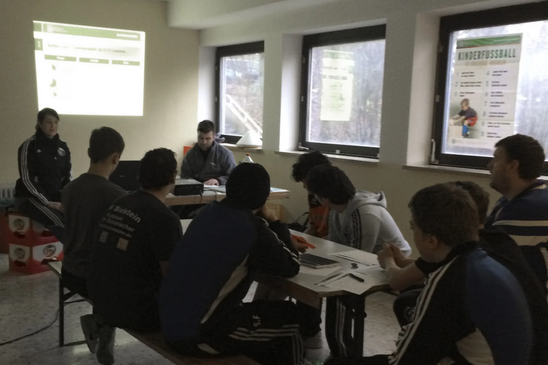 Neben praktischen Übungsformen bekamen die Trainer auch theoretisches Wissen aufgezeigt