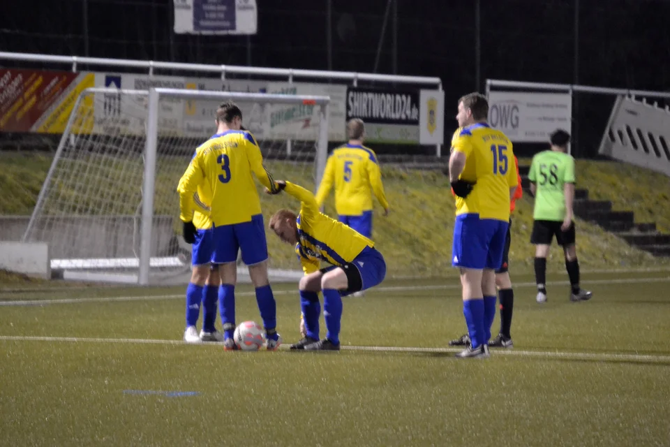 Thomas Ren musste viel einstecken - hier hilft ihm Arthur Wolf hoch Thomas Ren musste viel einstecken - hier hilft ihm Arthur Wolf hoch