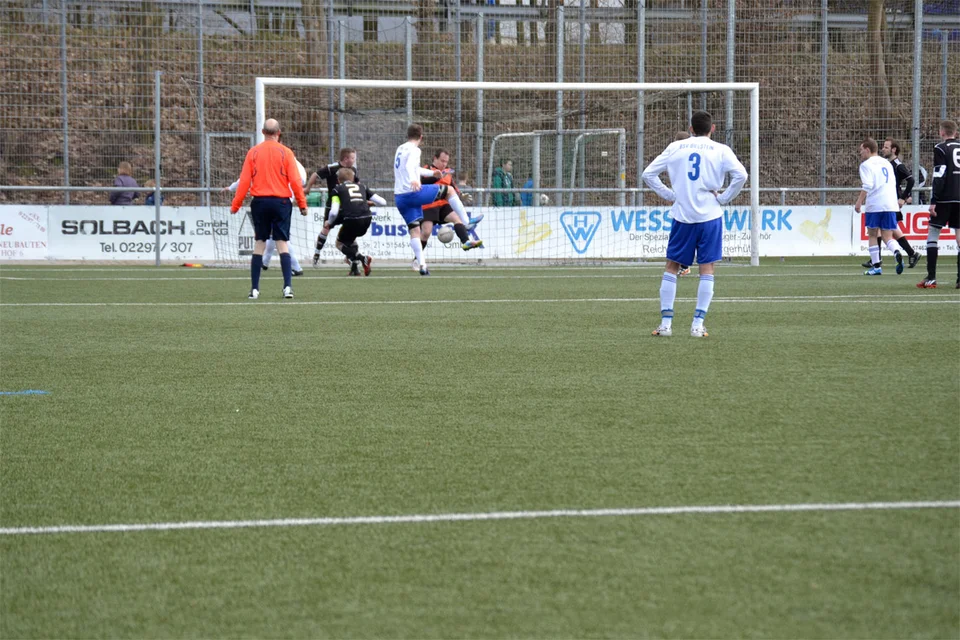 ... und hat keine Mühe, den Ball durch die Hosenträger des Torhüters ... ... und hat keine Mühe, den Ball durch die Hosenträger des Torhüters ...