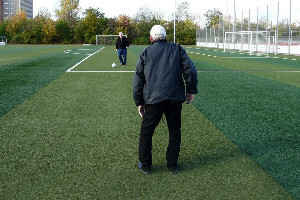 Zeit für einen kleinen Testkick: unsere Altmeister Lothar Vollmer und Burkhardt Klein spielten ein paar Pässe, um die Beschaffenheiten des Platzes auszutesten