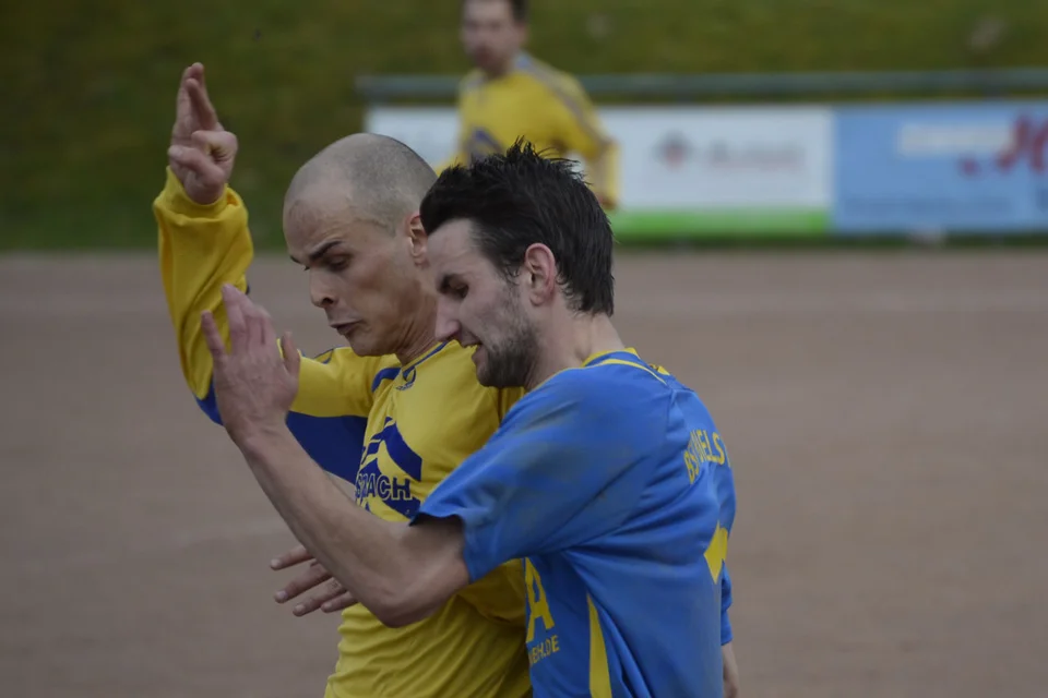 Kevin Müller im Zweikampf mit einem Gegenspieler
