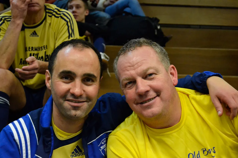 Alte Gladbacher Kumpels: Mohamed Imharraf und Thorsten Prangenberg grinsen in die Kamera Alte Gladbacher Kumpels: Mohamed Imharraf und Thorsten Prangenberg grinsen in die Kamera