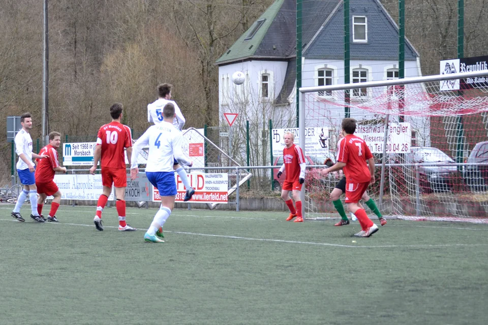 ... und setzt den Ball mit einem wuchtigen Stoß ... ... und setzt den Ball mit einem wuchtigen Stoß ...