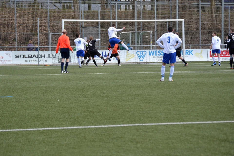 ... steht Marcel Nördtling im gegnerischen Sechzehner vollkommen frei ... ... steht Marcel Nördtling im gegnerischen Sechzehner vollkommen frei ...