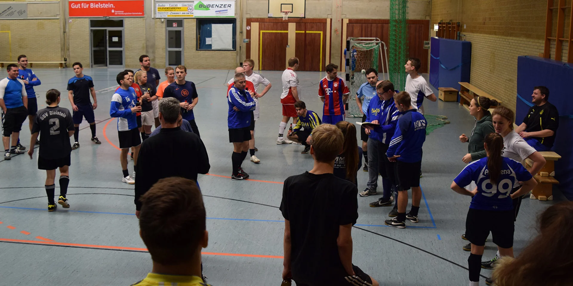 Wie schon in den letzten Jahren verbindet unser Verein mit seinem internen Hallenturnier den Spaß und den guten Zweck miteinander