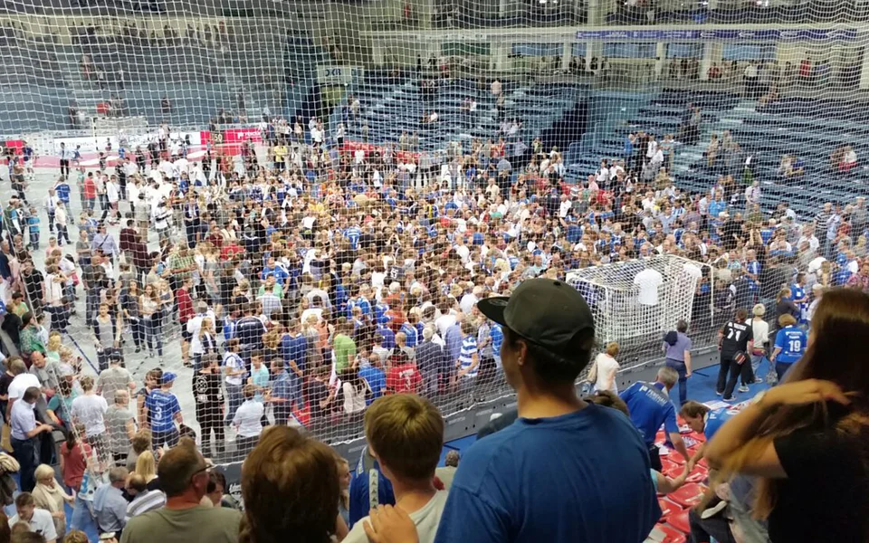 Volles Haus: die Zuschauer strömten nach dem Schlusspfiff aufs Spielfeld Volles Haus: die Zuschauer strömten nach dem Schlusspfiff aufs Spielfeld
