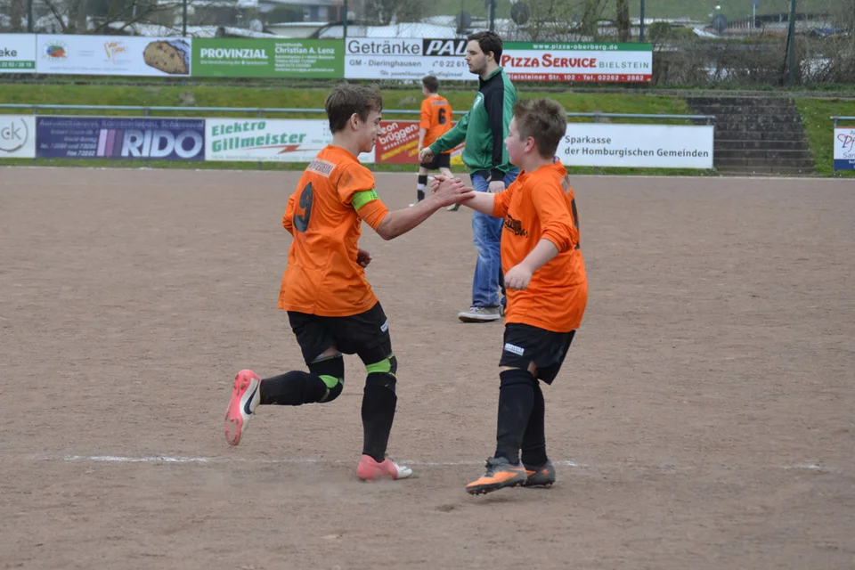 Jubel über das 7:1: Vorlagengeber Sven beglückwünscht Chris zu seinem zweiten Treffer Jubel über das 7:1: Vorlagengeber Sven beglückwünscht Chris zu seinem zweiten Treffer