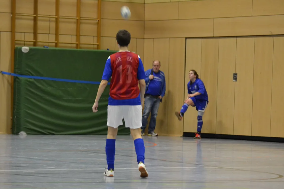 Interessante Flugbahn: Annalena Müllenmeister beobachtet die Flugkurve des Balls nach der Ausführung der Ecke Interessante Flugbahn: Annalena Müllenmeister beobachtet die Flugkurve des Balls nach der Ausführung der Ecke