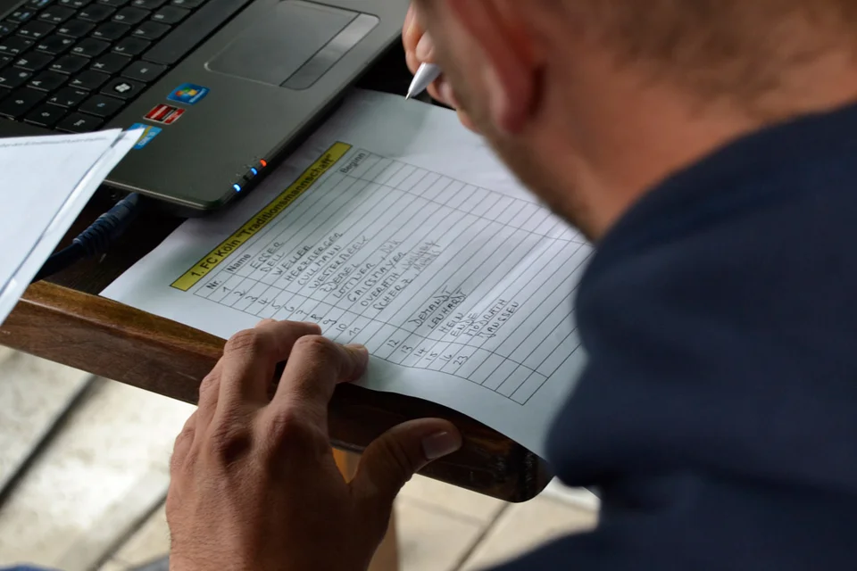 Ronnie Schmidt notiert die Mannschaftsaufstellung des 1. FC Köln