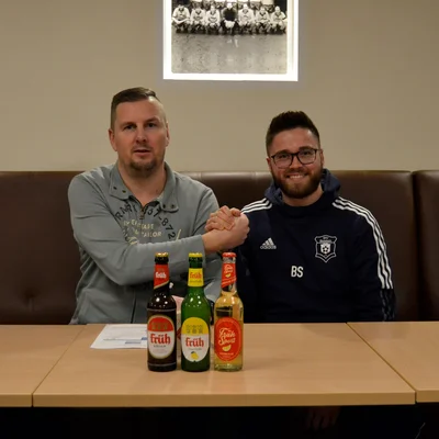 Sven Reuber und Björn Schumacher beim Handshake im Bielsteiner Vereinshaus