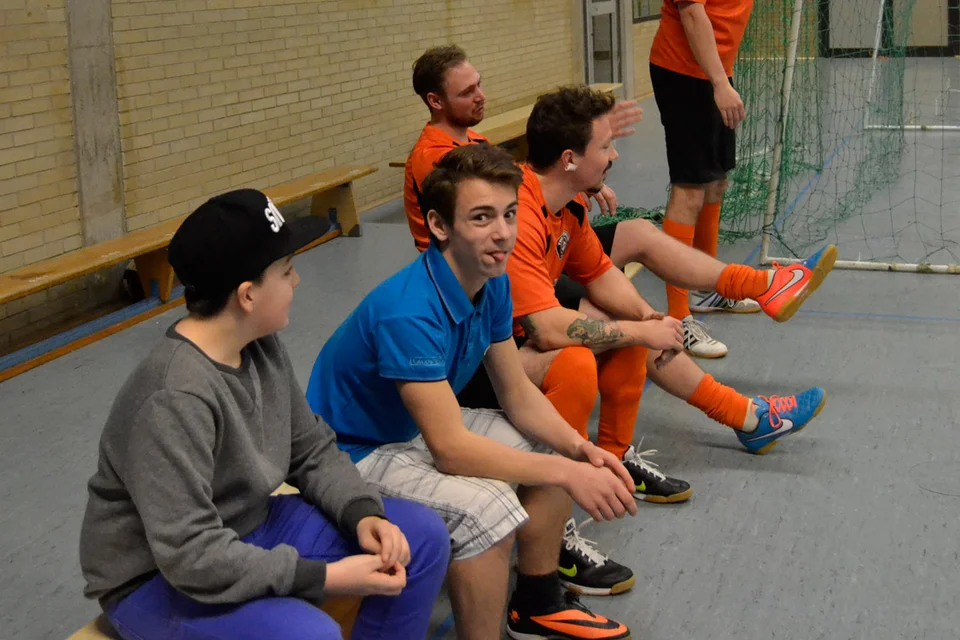 Kleine Pause: Dennis Heikaus und Sven Sadowski nehmen Platz auf der Auswechselbank der Grumpy's Kleine Pause: Dennis Heikaus und Sven Sadowski nehmen Platz auf der Auswechselbank der Grumpy's