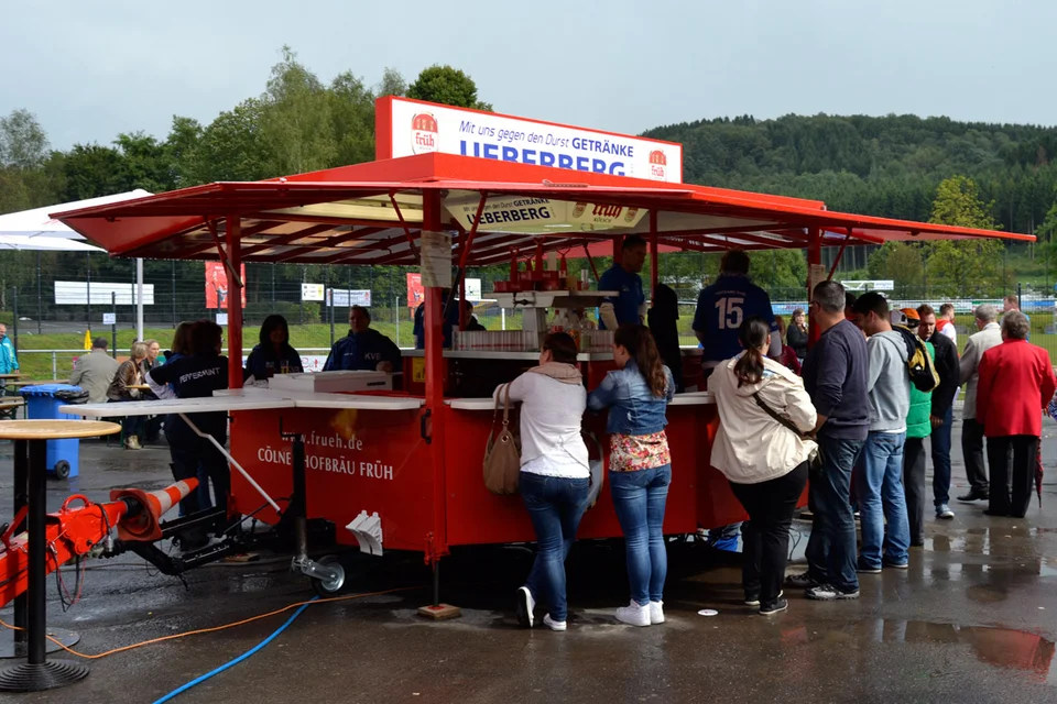Der Bierwagen war an diesem Samstag gut besucht: rund 1.000 Liter wurden von den fleißigen Helfern des KV Bielstein und den Mitarbeitern der Organisation „Kinder helfen Kindern“ verzapft
