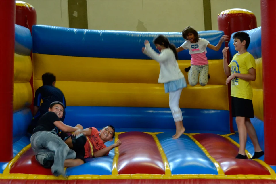 ... auf der Hüpfburg miteinander um