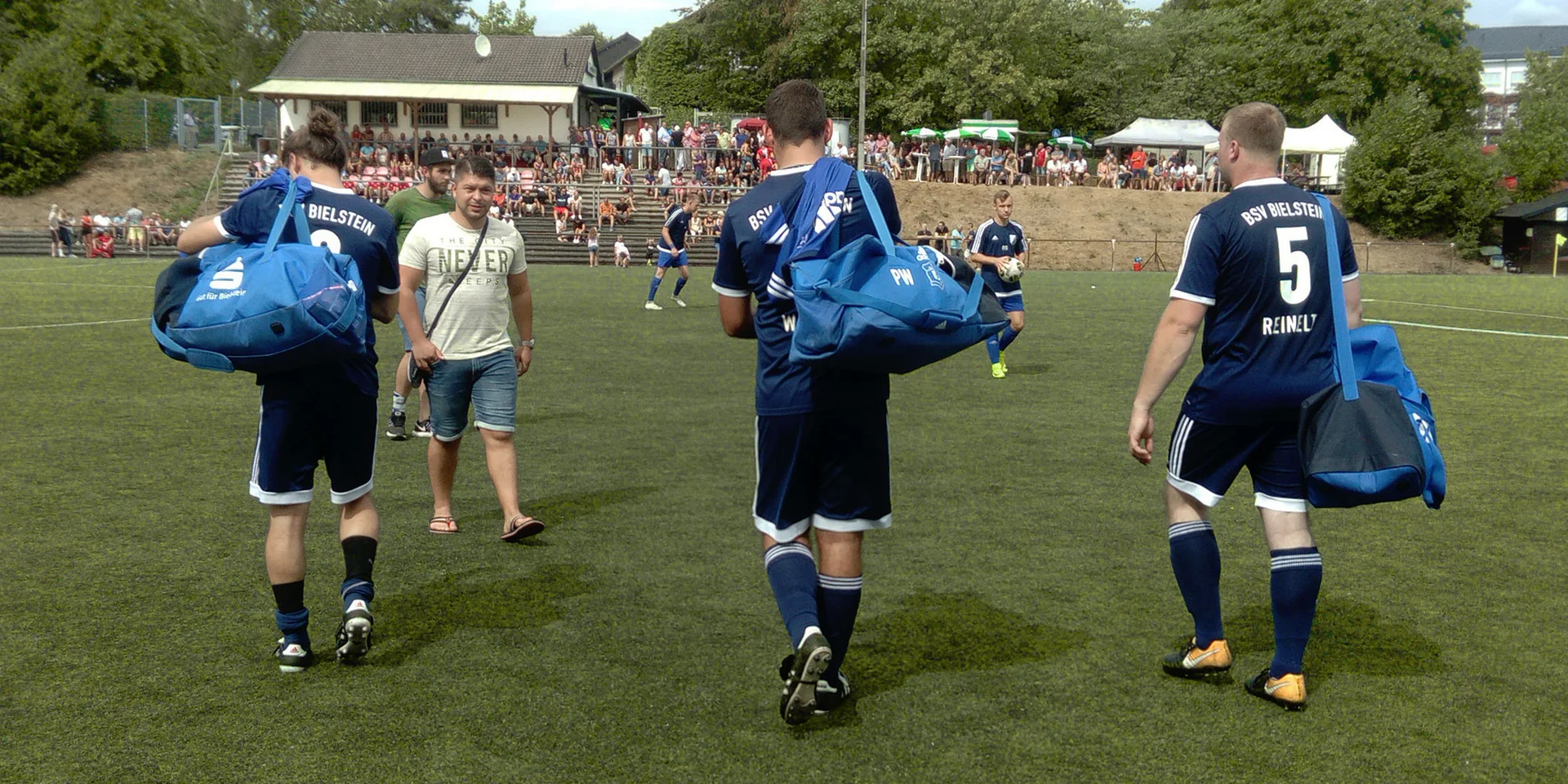 Erschöpft, aber glücklich: unsere Erste Herren nach dem Spiel gegen Drabenderhöhe