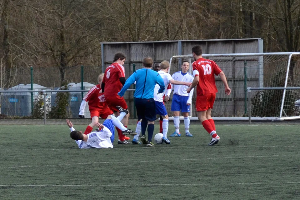 Keine Furcht: Benjamin Gries nimmt es mit gleich vier Gegenspielern auf Keine Furcht: Benjamin Gries nimmt es mit gleich vier Gegenspielern auf