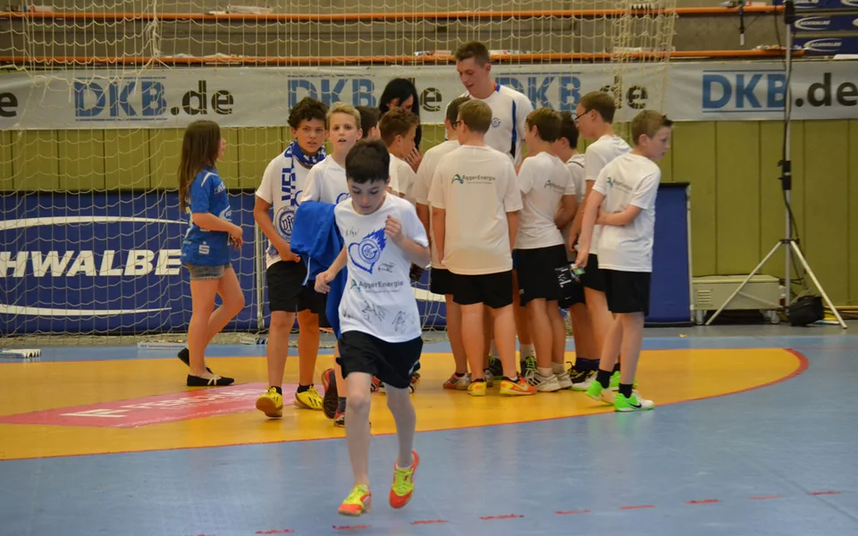 ... den VfL-Spielern auf Autogramme-Jagd ... den VfL-Spielern auf Autogramme-Jagd