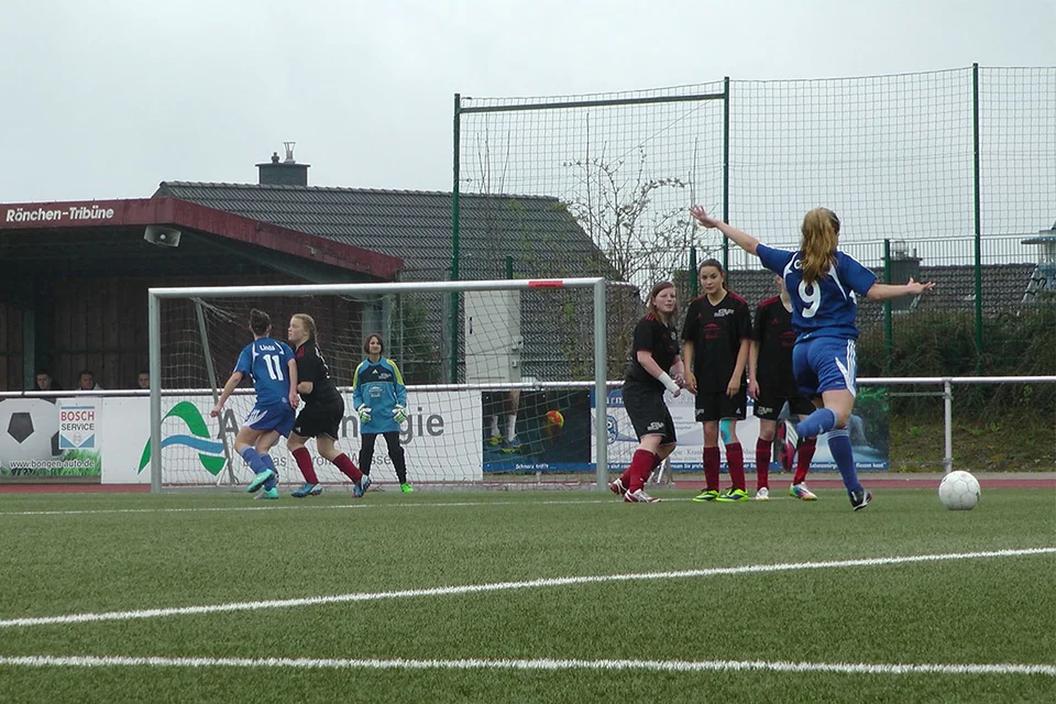 Gefährliche Angelegenheit: Christin Siegmund bei der Ausführung eines Freistoßes Gefährliche Angelegenheit: Christin Siegmund bei der Ausführung eines Freistoßes