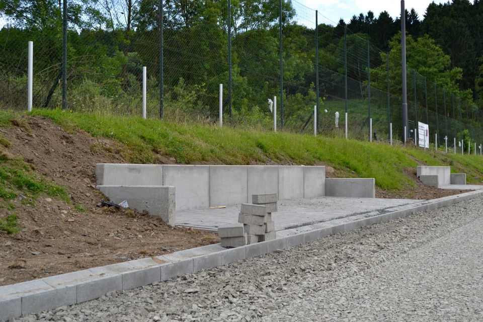 Die neuen Bereiche für die Tore und die Auswechselbänke