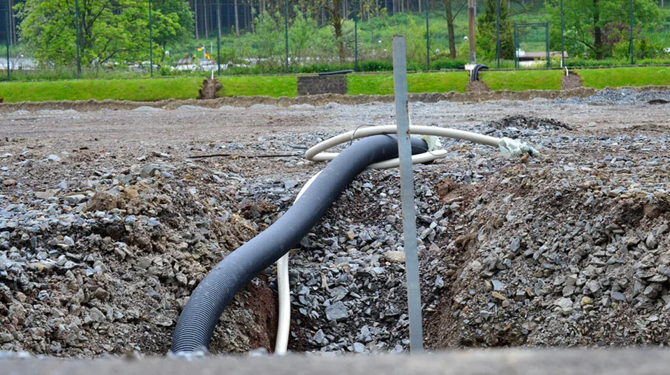 ... um den Blitzschutz an den Flutlichtmasten verlegen zu können