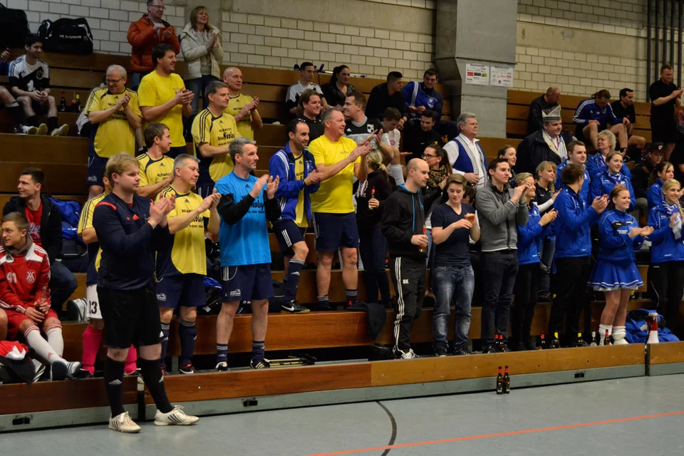 ... und klatschte dem Prinzenpaar und seinem Hofstaat Beifall ... und klatschte dem Prinzenpaar und seinem Hofstaat Beifall