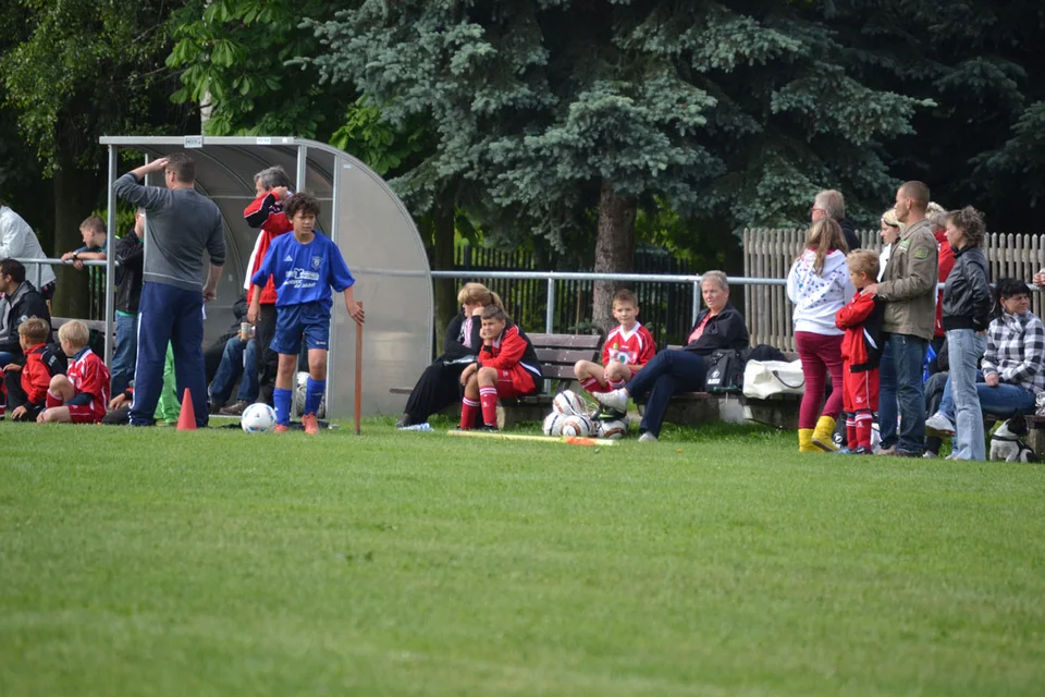 ... und führt die anschließende Ecke aus ... und führt die anschließende Ecke aus