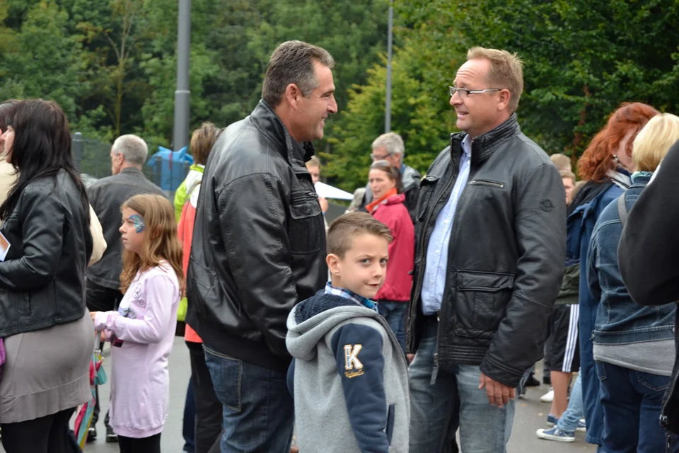 Stefan Kapp im Dialog mit einem Mitarbeiter der Firma Hombach und dessen Sohn