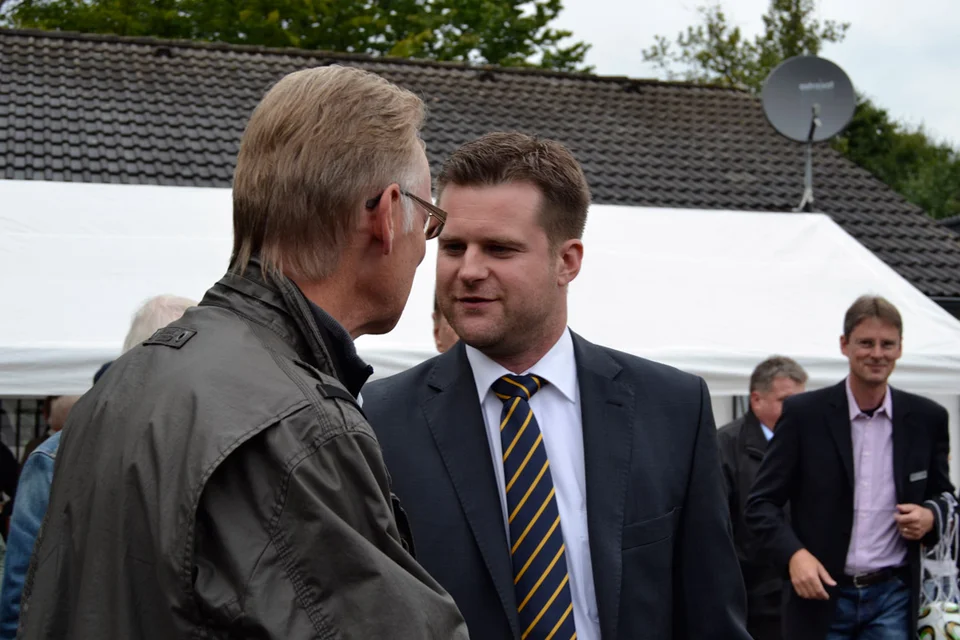 Vorsitzende unter sich: Christof Fries (rechts) begrüßt Sparkassen-Vorstandsmitglied Hartmut Schmidt (links), Michael Schell guckt ihnen dabei zu
