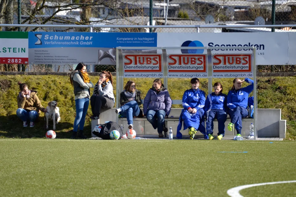 Konnten zu dem Zeitpunkt noch lachen: die Auswechselspielerinnen unserer Damen