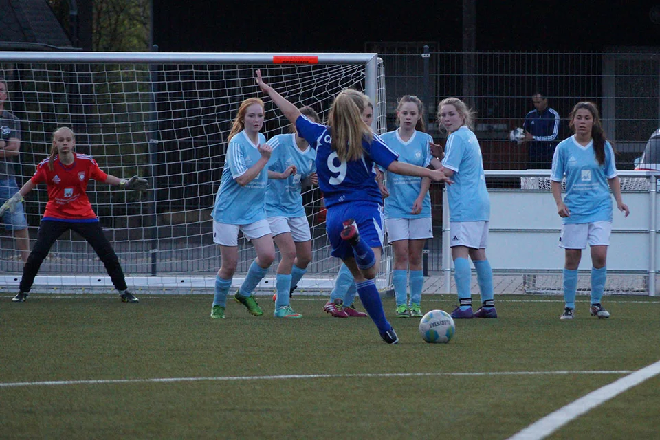 Exzellente Schusshaltung: Christin Siegmund bei der Ausführung eines Freistoßes ... Exzellente Schusshaltung: Christin Siegmund bei der Ausführung eines Freistoßes ...