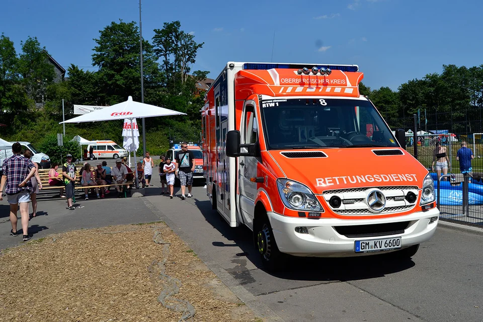 Ein mal zu oft vor Ort: der Krankenwagen musste einen der Helfer des Fußballverbandes notärztlich versorgen Ein mal zu oft vor Ort: der Krankenwagen musste einen der Helfer des Fußballverbandes notärztlich versorgen