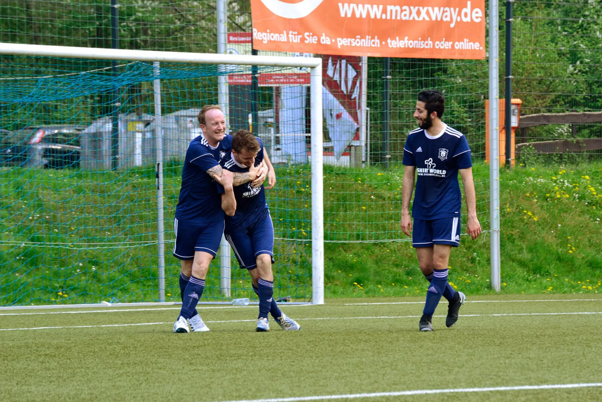 Die Mannschaft feierte mit Alexander Moog das Tor zum 3:0