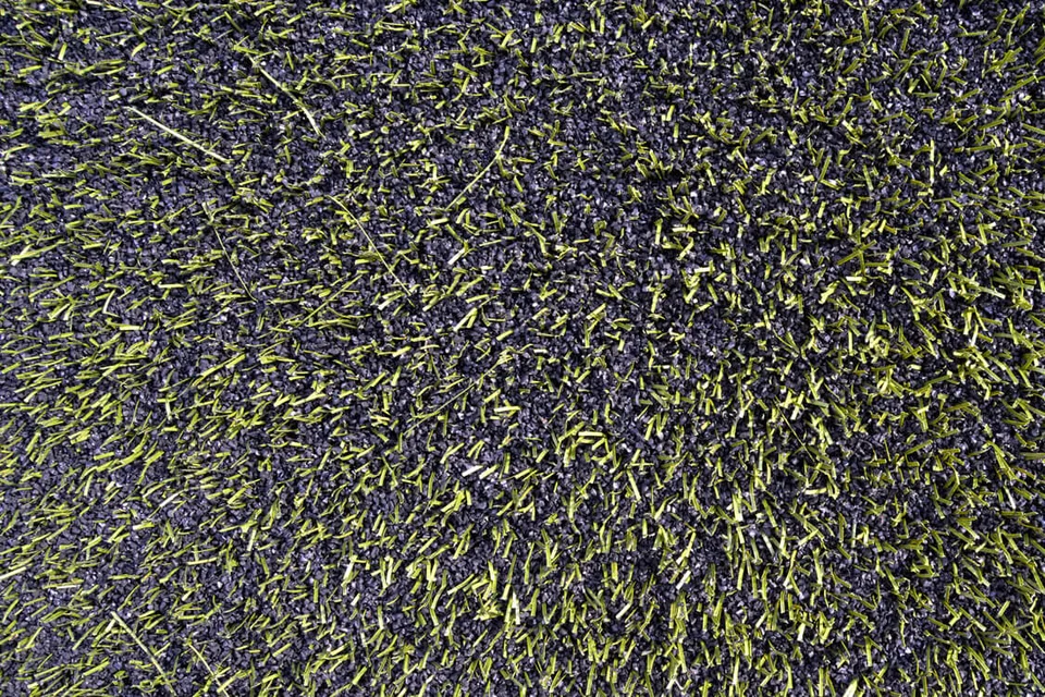 ... doch noch liegt ein bisschen zu viel Granulat auf dem Platz, weshalb sich die Freigabe verzögern wird