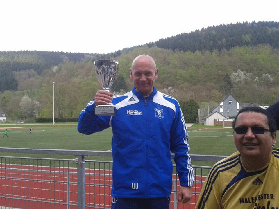 Der Genießer: Uwe stößt mit dem Luftbier an Der Genießer: Uwe stößt mit dem Luftbier an