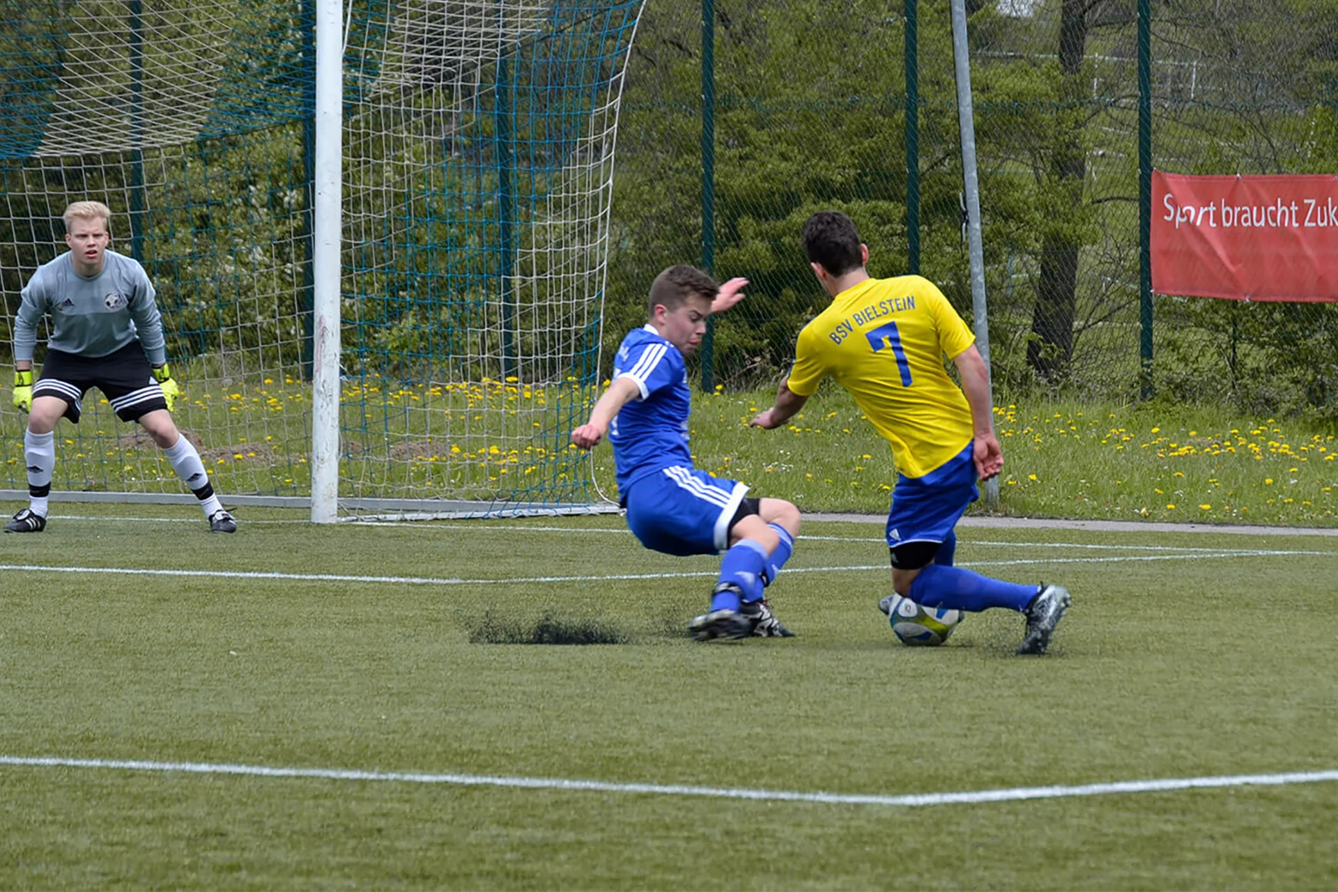 Die sportliche Fairness nimmt beim Fußball einen großen Platz ein und muss deshalb besonders geschützt werden