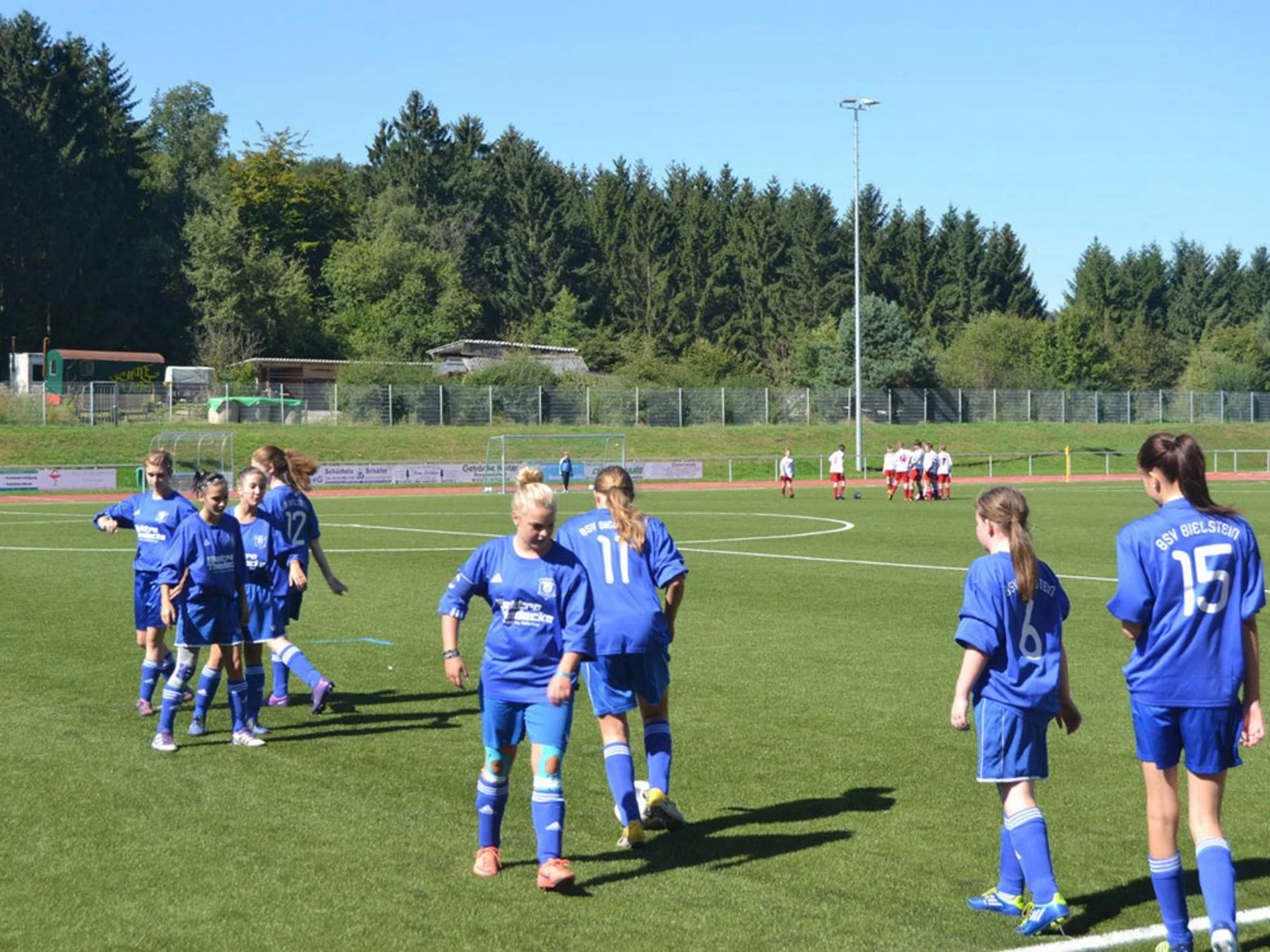 Aufwärmen muss geübt sein: die Mädchen agierten bereits im Vorfeld hochkonzentriert