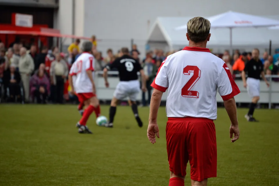 Nicht mehr am Ball: Colin Bell beobachet einen Zweikampf zwischen Matthias Scherz und Rüdiger Brinkmann