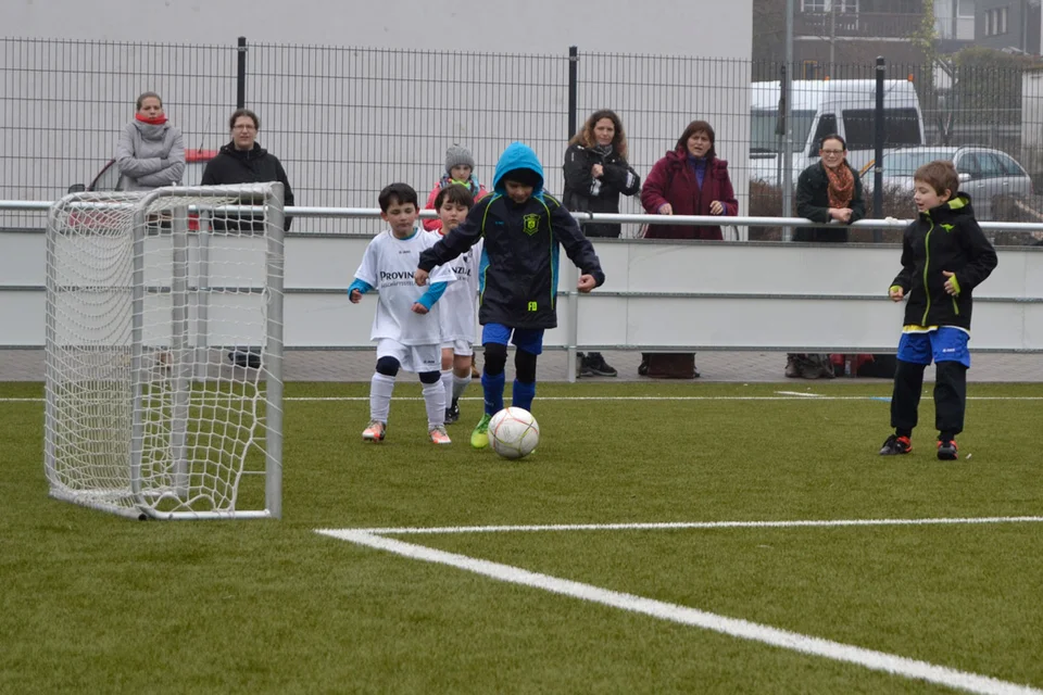 Den Ball toll erobert, alleine auf's Tor zugelaufen und am Ende doch nicht getroffen - sei's drum, eine tolle Aktion des Bielsteiner Kindes Den Ball toll erobert, alleine auf's Tor zugelaufen und am Ende doch nicht getroffen - sei's drum, eine tolle Aktion des Bielsteiner Kindes