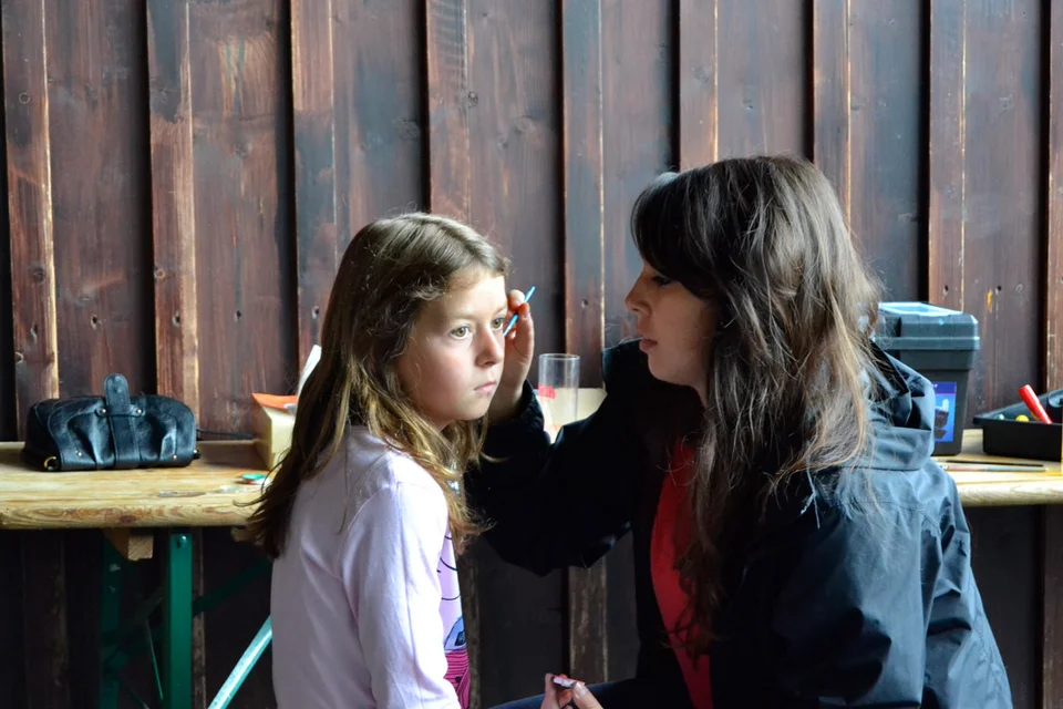 Goli Chahardahcherik betätigte sich als Kinderschminkerin und lieferte zusammen mit ihrer Schwester Darya eine bravouröse Leistung ab