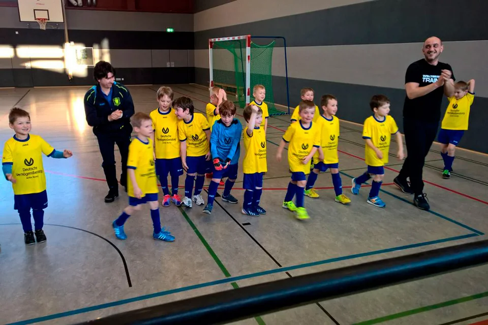 Verdienter Applaus: die Kinder jubeln ihren Eltern zu Verdienter Applaus: die Kinder jubeln ihren Eltern zu